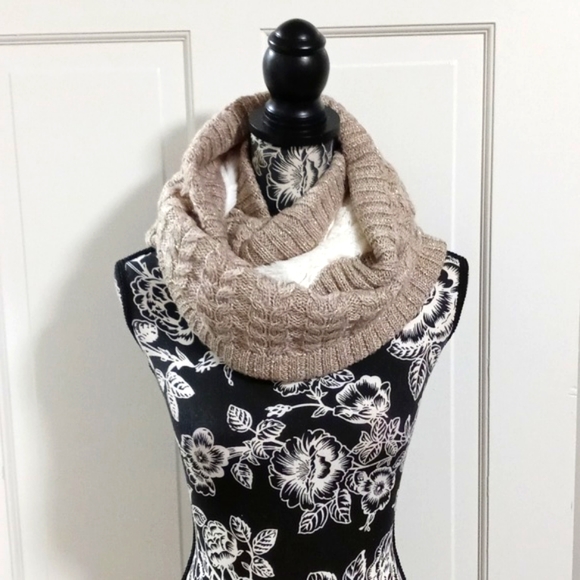 ❄️White House Black Market❄️ - Knit Faux Fur Infinity Scarf - Picture 3 of 11